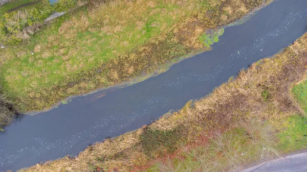 Luftaufnahme Der Ländlichen Gegend Mit Fluss Und Grasbewachsenen Ufern — Stockfoto