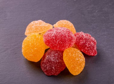 Jöle tatlıları beyaz arkaplanda makro fotoğrafçılık yapıyor