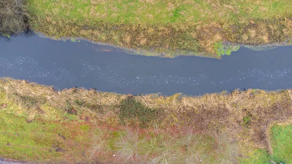 Luftaufnahme Der Ländlichen Gegend Mit Fluss Und Grasbewachsenen Ufern — Stockfoto