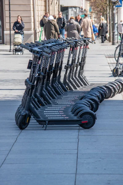 都市自転車レンタルシステム ヴィリニュスの通りのE スクーター — ストック写真