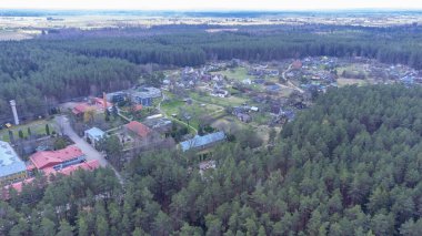 Pabrade kasabası ve çevresindeki ormanlar gökyüzü manzaralı demiryolu hatlarıyla. Litvanya, Avrupa.