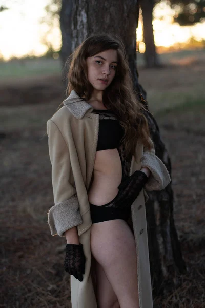 Dość Uwodzicielska Kobieta Stylowym Body Płaszcz Spacery Jesiennym Lesie — Zdjęcie stockowe
