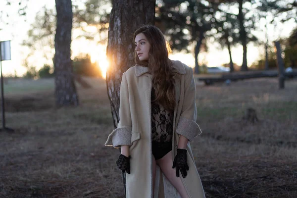 Güzel Baştan Çıkarıcı Bir Kadın Şık Bir Vücudu Ceketi Var — Stok fotoğraf