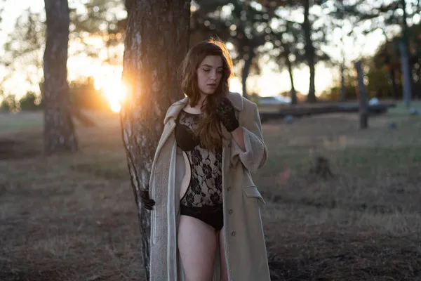 Mulher Muito Sedutora Bodysuit Elegante Casaco Andando Floresta Outono — Fotografia de Stock