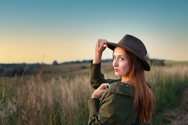Красивая Молодая Украинка Гуляет Полю Счастливая Стильная Женщина Шляпе — стоковое фото