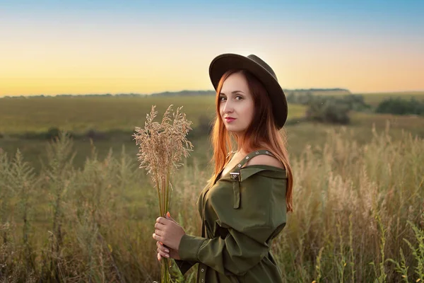 Красивая Молодая Украинка Гуляет Полю Счастливая Стильная Женщина Шляпе — стоковое фото