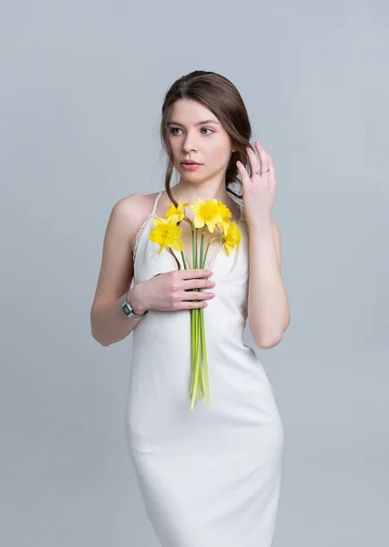 Underbar Ung Flicka Med Gula Blommor Studio Vacker Ukrainsk Kvinna — Stockfoto