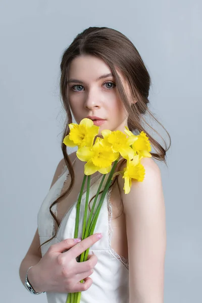 Närbild Porträtt Vackra Unga Flicka Som Håller Gula Blommor Studio — Stockfoto