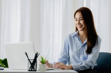 Ofiste çalışan Asyalı kadınlar, işletme yöneticisi olarak genç Asyalı iş kadınları, kurucu ve işletme yöneticileri, genç kadın iş adamları. Girişim iş konsepti.