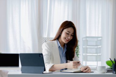 Ofiste çalışan Asyalı kadınlar, işletme yöneticisi olarak genç Asyalı iş kadınları, kurucu ve işletme yöneticileri, genç kadın iş adamları. Girişim iş konsepti.