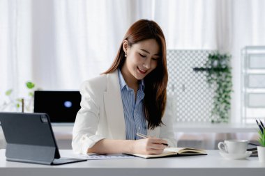 Ofiste çalışan Asyalı kadınlar, işletme yöneticisi olarak genç Asyalı iş kadınları, kurucu ve işletme yöneticileri, genç kadın iş adamları. Girişim iş konsepti.