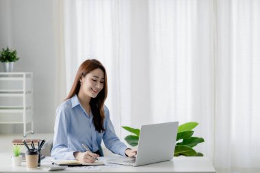 Ofiste çalışan Asyalı kadınlar, işletme yöneticisi olarak genç Asyalı iş kadınları, kurucu ve işletme yöneticileri, genç kadın iş adamları. Girişim iş konsepti.