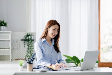 Ofiste çalışan Asyalı kadınlar, işletme yöneticisi olarak genç Asyalı iş kadınları, kurucu ve işletme yöneticileri, genç kadın iş adamları. Girişim iş konsepti.