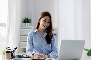 Ofiste çalışan Asyalı kadınlar, işletme yöneticisi olarak genç Asyalı iş kadınları, kurucu ve işletme yöneticileri, genç kadın iş adamları. Girişim iş konsepti.