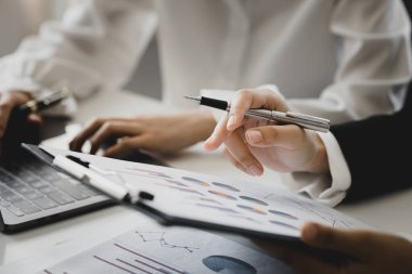 Satış departmanı bunu bölüm müdürüne götürmek için aylık bir toplantı yapıyor. Müdüre götürmeden önce hazırlanan belgelerin doğruluğunu kontrol ediyorlar.