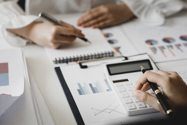 Satış departmanı bunu bölüm müdürüne götürmek için aylık bir toplantı yapıyor. Müdüre götürmeden önce hazırlanan belgelerin doğruluğunu kontrol ediyorlar.