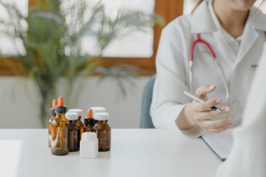 Eczacılar, hastanın doktoru tarafından muayene edildikten ve teşhis edildikten sonra hastalara ilaç verilmesini öneriyorlar, eczacı tarafından verilen tedavi ve semptomatik ilaç kavramı.