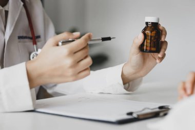 Eczacılar, hastanın doktoru tarafından muayene edildikten ve teşhis edildikten sonra hastalara ilaç verilmesini öneriyorlar, eczacı tarafından verilen tedavi ve semptomatik ilaç kavramı.