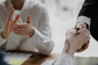 Business dealings and handshakes, startup company marketing team meetings, brainstorming sessions for implementation planning, management by new generations. The idea of opening a startup company.