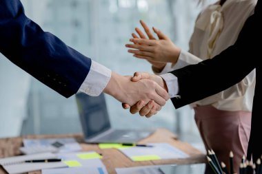 İş anlaşmaları ve tokalaşmalar, yeni şirket pazarlama takım toplantıları, uygulama planlaması için beyin fırtınası oturumları, yeni nesiller tarafından yönetilme. Yeni bir şirket kurma fikri.