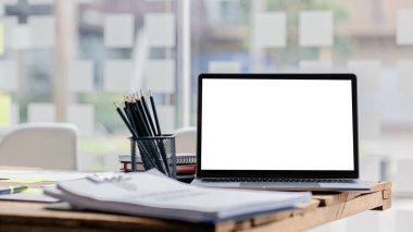 Şirket masası, boş laptop ekranı, boş ofis, pazarlama çalışanlarının ofisindeki ofis odası, ofis ekipmanlarıyla dolu masa, pencere masası. Ofis masası yerleştirme fikirleri.