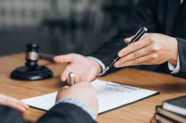 Müvekkillere ifade verecek avukat kavramları ve davalarda danışmanlık yapmak, hukuki yardım sağlamak, hukuku ve adaleti korumak, şeffaflıkla devam etmek, davaları mahkemede savunmak için avukatlar..