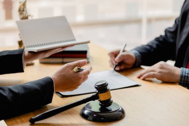 Müvekkillere ifade verecek avukat kavramları ve davalarda danışmanlık yapmak, hukuki yardım sağlamak, hukuku ve adaleti korumak, şeffaflıkla devam etmek, davaları mahkemede savunmak için avukatlar..