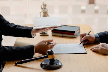 Müvekkillere ifade verecek avukat kavramları ve davalarda danışmanlık yapmak, hukuki yardım sağlamak, hukuku ve adaleti korumak, şeffaflıkla devam etmek, davaları mahkemede savunmak için avukatlar..