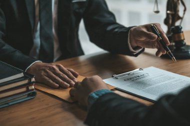 İki kişi yozlaşmış davranışlar sergiliyor, ortak iş ortakları ve karşılıklı fayda için rüşvet almak üzere sözleşmeler imzalıyorlar. Ticari dolandırıcılık ve rüşvet kavramı yasadışıdır..