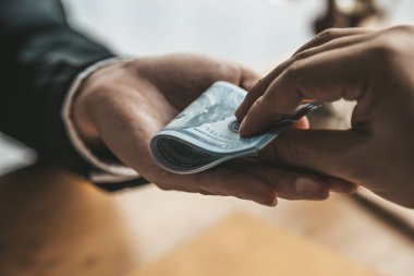 İki kişi yozlaşmış davranışlar sergiliyor, ortak iş ortakları ve karşılıklı fayda için rüşvet almak üzere sözleşmeler imzalıyorlar. Ticari dolandırıcılık ve rüşvet kavramı yasadışıdır..