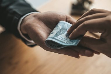 İki kişi yozlaşmış davranışlar sergiliyor, ortak iş ortakları ve karşılıklı fayda için rüşvet almak üzere sözleşmeler imzalıyorlar. Ticari dolandırıcılık ve rüşvet kavramı yasadışıdır..