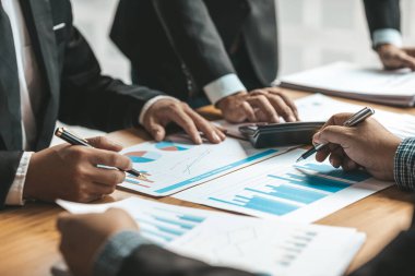 İş adamı grubu ofiste toplanıyor, finans ve finans yönetimi konusunda toplanıyorlar, iş ortakları. Yeni başlayan şirketler için konsept mali yönetim