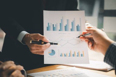 İş adamı grubu ofiste toplanıyor, finans ve finans yönetimi konusunda toplanıyorlar, iş ortakları. Yeni başlayan şirketler için konsept mali yönetim