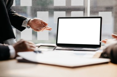 İş adamları ofiste toplanıyor. İş ortakları. Yeni başlayan şirketler için finansal yönetim kavramı. Boş ekranlı dizüstü bilgisayar, boşluğu kopyala.
