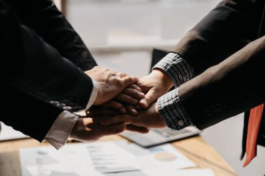 Girişim yönetim ekibinin koordinasyonu, iş adamları ortak girişim şirketleri kuruyor, bunlar genç girişimciler, şirket kuruyorlar. Birlikte şirketin kar etmesini sağlayacak bir plan yapacağız..