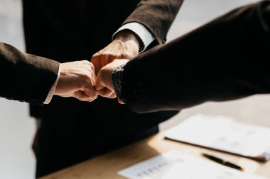 Üç kişi yumruklarını birleştiriyor, iş adamları ortak girişim şirketleri kuruyor, genç girişimciler şirket kuruyor. Birlikte şirketin kar etmesini sağlayacak bir plan yapacağız..