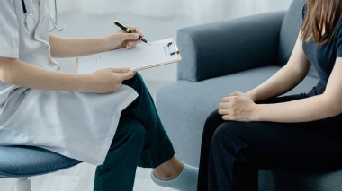 Semptomatik tedavi için doktor ve hastaların muayene ettiği, teşhis koyduğu ve reçete yazdığı bir hastanede muayene odası atmosferi. Hastalık teşhisi.