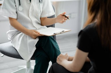 Eczacılar, hastanın doktoru tarafından muayene edildikten ve teşhis edildikten sonra hastalara ilaç verilmesini öneriyorlar, eczacı tarafından verilen tedavi ve semptomatik ilaç kavramı.