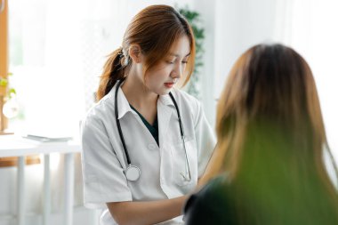 Eczacılar, hastanın doktoru tarafından muayene edildikten ve teşhis edildikten sonra hastalara ilaç verilmesini öneriyorlar, eczacı tarafından verilen tedavi ve semptomatik ilaç kavramı.