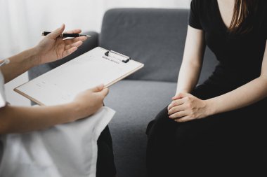 Eczacılar, hastanın doktoru tarafından muayene edildikten ve teşhis edildikten sonra hastalara ilaç verilmesini öneriyorlar, eczacı tarafından verilen tedavi ve semptomatik ilaç kavramı.