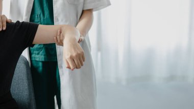Fizyoterapist bir hasta için fizik tedavi uyguluyor, hastanın aşırı çalışma nedeniyle vücut ağrıları var ve profesyonel bir fizyoterapistle tedavi ve fizyoterapi görüyor..