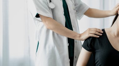 Fizyoterapist bir hasta için fizik tedavi uyguluyor, hastanın aşırı çalışma nedeniyle vücut ağrıları var ve profesyonel bir fizyoterapistle tedavi ve fizyoterapi görüyor..