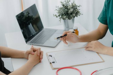 Semptomatik tedavi için doktor ve hastaların muayene ettiği, teşhis koyduğu ve reçete yazdığı bir hastanede muayene odası atmosferi. Hastalık teşhisi.
