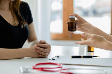 Semptomatik tedavi için doktor ve hastaların muayene ettiği, teşhis koyduğu ve reçete yazdığı bir hastanede muayene odası atmosferi. Hastalık teşhisi.