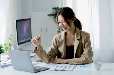 Ofiste çalışan Asyalı kadınlar, işletme yöneticisi olarak genç Asyalı iş kadınları, kurucu ve işletme yöneticileri, genç kadın iş adamları. Girişim iş konsepti.