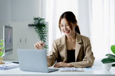 Ofiste çalışan Asyalı kadınlar, işletme yöneticisi olarak genç Asyalı iş kadınları, kurucu ve işletme yöneticileri, genç kadın iş adamları. Girişim iş konsepti.