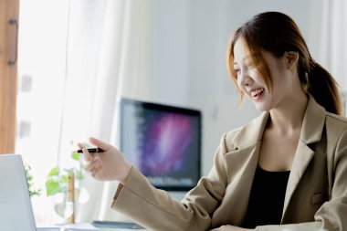 Ofiste çalışan Asyalı kadınlar, işletme yöneticisi olarak genç Asyalı iş kadınları, kurucu ve işletme yöneticileri, genç kadın iş adamları. Girişim iş konsepti.