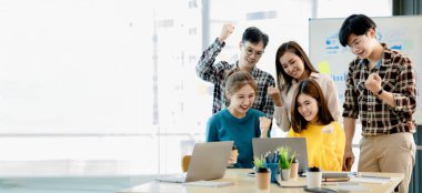 Bir grup girişimci şirket çalışanı konferans odasında şirketin satışlarına ve kârlı sonuçlarına baktıktan sonra memnuniyetlerini göstermek için ellerini kaldırıyorlar. Girişim şirketi konsepti.