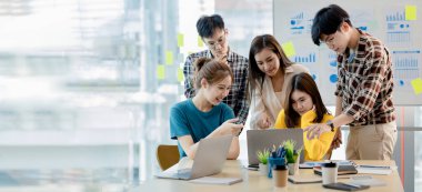 Bir grup insan konferans odasında toplandı. Şirketin büyüme ve kârını yönetmek için beyin fırtınası yapıp toplantılar planlıyorlardı. Yeni neslin yönetim kavramı.