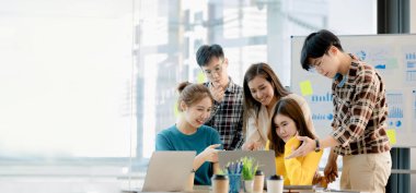 Bir grup insan konferans odasında toplandı. Şirketin büyüme ve kârını yönetmek için beyin fırtınası yapıp toplantılar planlıyorlardı. Yeni neslin yönetim kavramı.